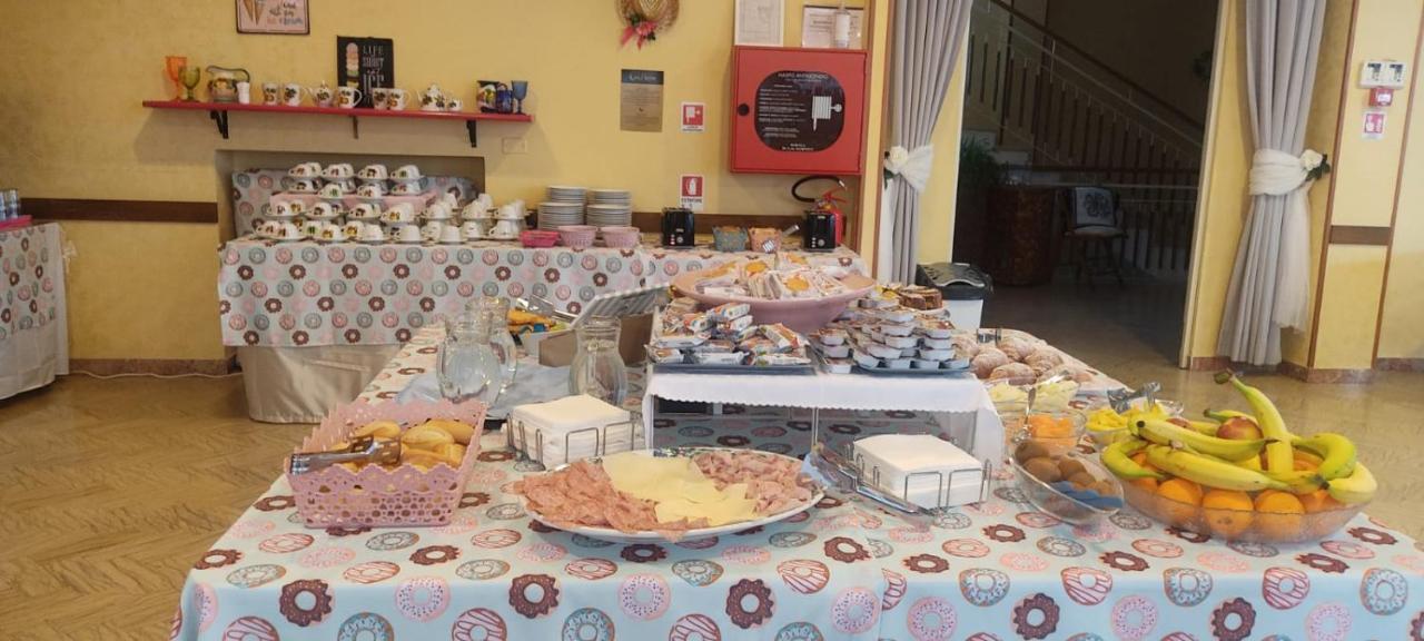 Hotel Half Moon Airport Restaurant Ріміні Екстер'єр фото