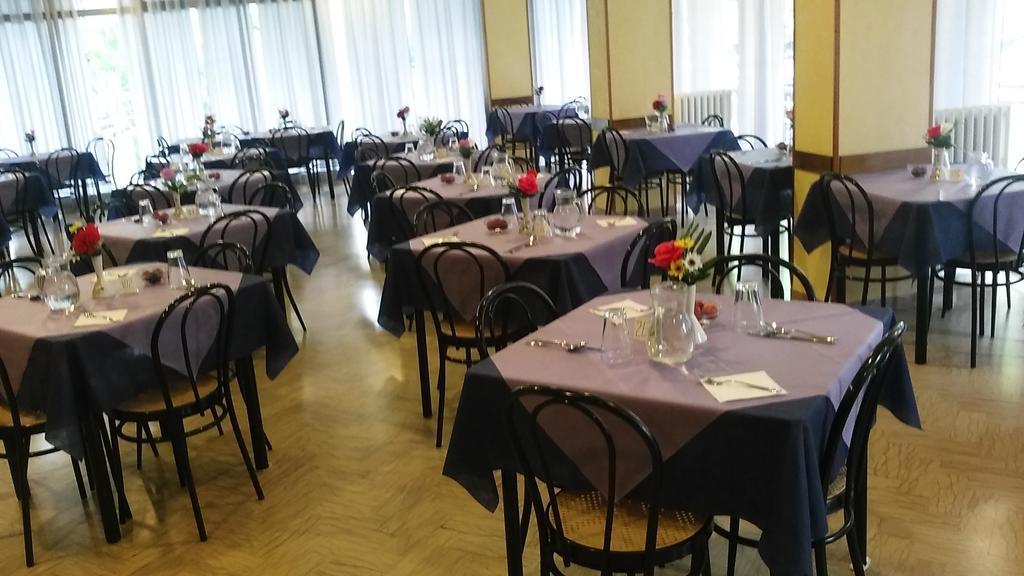 Hotel Half Moon Airport Restaurant Ріміні Екстер'єр фото