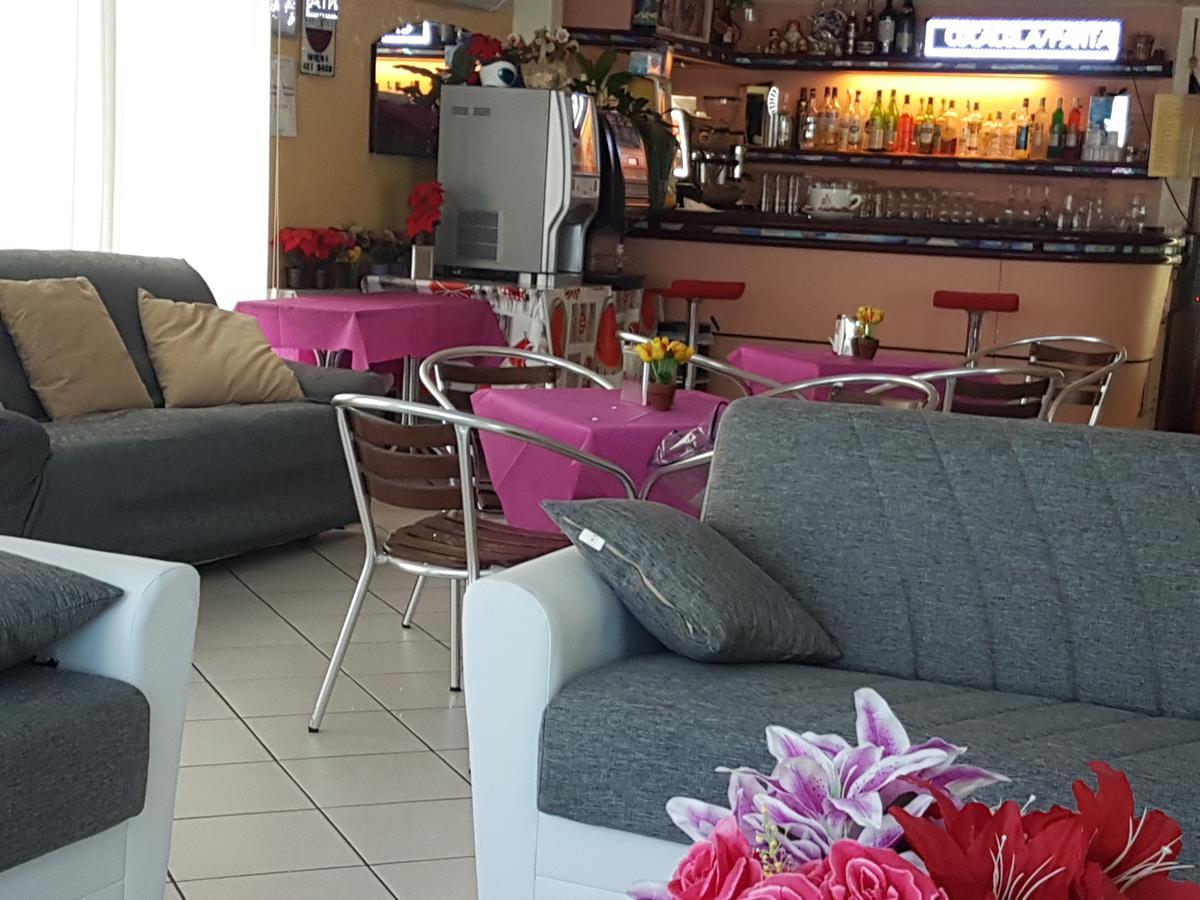 Hotel Half Moon Airport Restaurant Ріміні Екстер'єр фото